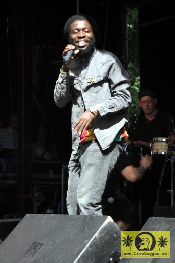 Iba Mahr (Jam) with The House Of Riddim Band 19. Reggae Jam Festival - Bersenbrueck 04. August 2013 (18).JPG